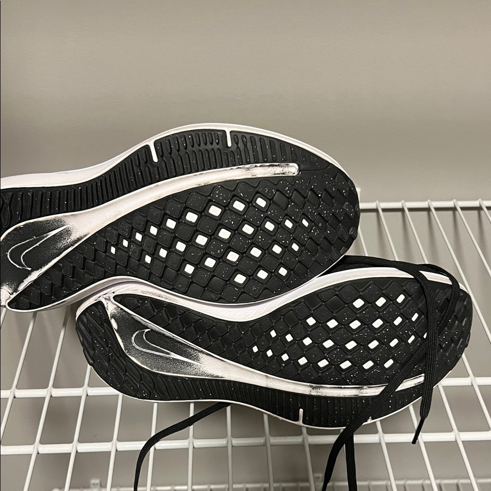 Nike Women's Black and White Athletic Shoes - Picture 5 of 6
